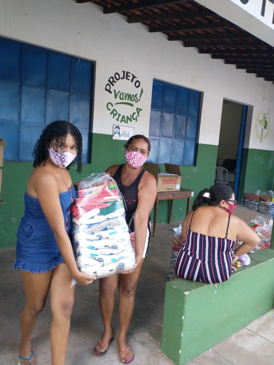 Famílias são beneficiadas com cesta básicas e itens de higiene através da parceira Associação Vamos! e Itaú Social.