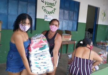 Famílias são beneficiadas com cesta básicas e itens de higiene através da parceira Associação Vamos! e Itaú Social.