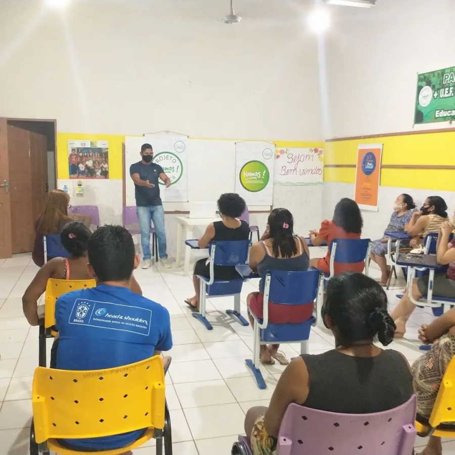 Parceria entre Associação Vamos! e CREAS promove palestra sobre violência contra a Mulher.