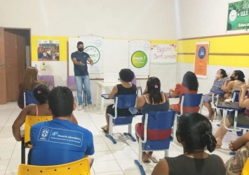 Parceria entre Associação Vamos! e CREAS promove palestra sobre violência contra a Mulher.