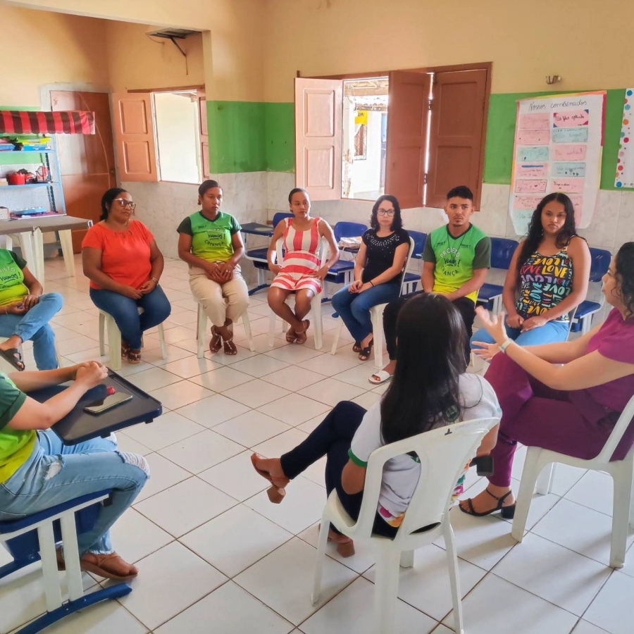 Psicóloga e Assistente Social do CREAS realiza roda de conversa com a equipe Vamos 