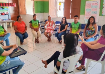 Psicóloga e Assistente Social do CREAS realiza roda de conversa com a equipe Vamos 