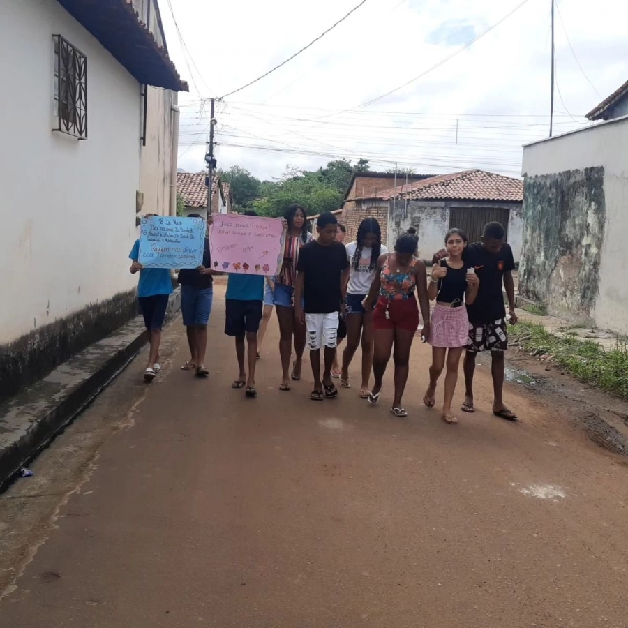 Adolescentes do Projeto Vamos! distribuem panfletos informativos sobre o dia 18 de maio.